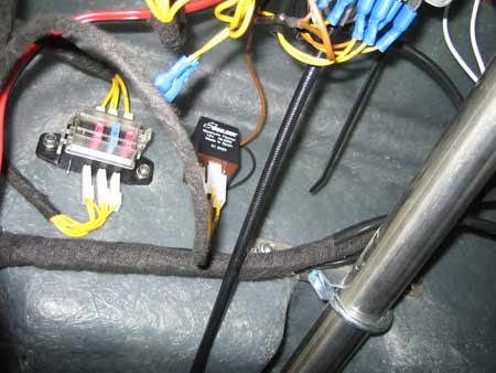 De knipperlichtautomaat of te wel de clignoteur gemonteerd.